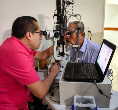 Estudios de diagnóstico visual y atención médica para la salud ocular con el Dr. Noé Morales Ortiz en UIO Tula