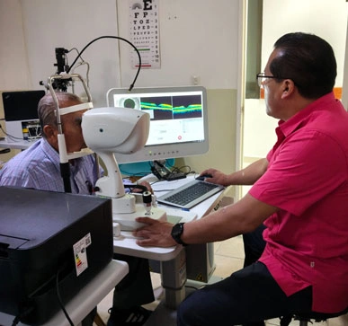 Estudios de diagnóstico visual y atención médica para la salud ocular con el Dr. Noé Morales Ortiz en UIO Tula