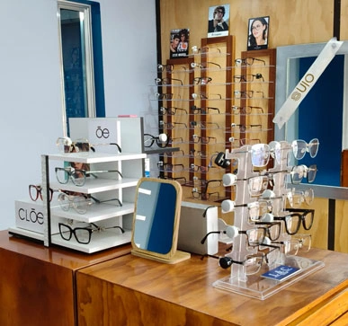 Estudios de diagnóstico visual y atención médica para la salud ocular con el Dr. Noé Morales Ortiz en UIO Tula