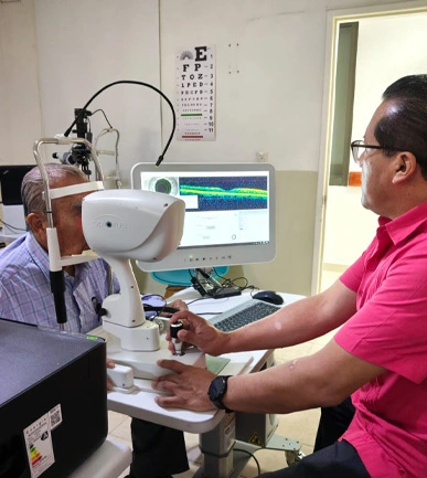Examen visual y diagnóstico de enfermedades oculares por el Dr. Noé Morales Ortiz en Unidad Integral Oftalmológica UIO