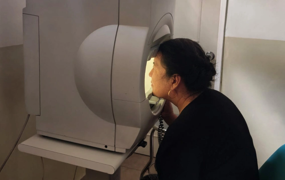 Examen visual y diagnóstico de enfermedades oculares por el Dr. Noé Morales Ortiz en Unidad Integral Oftalmológica UIO