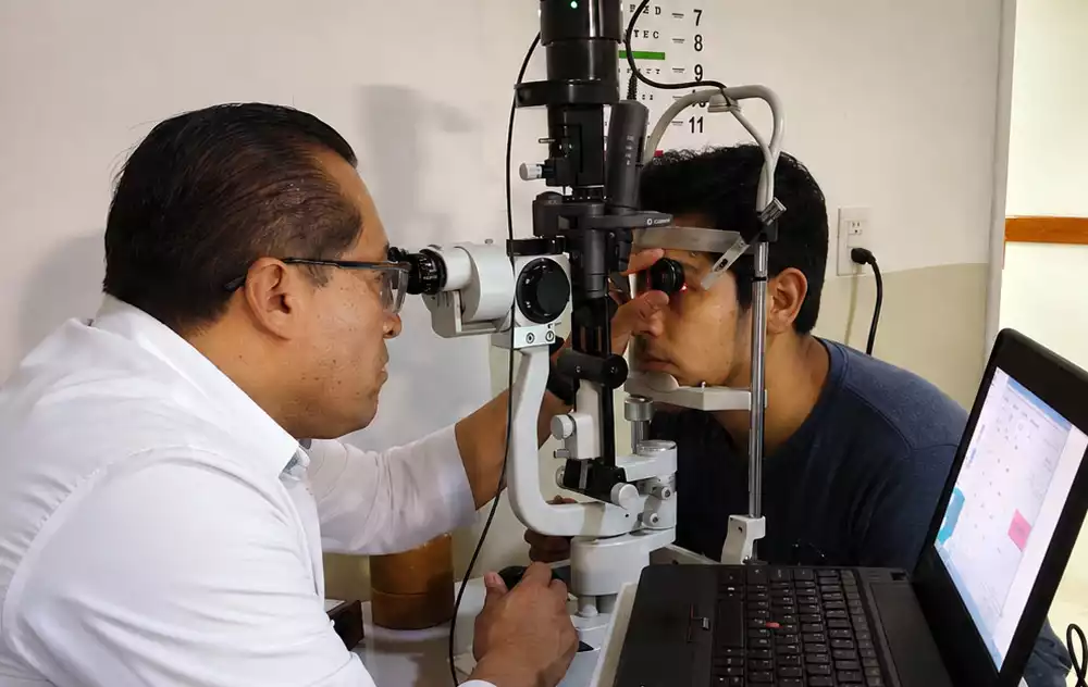 Examen visual y diagnóstico de enfermedades oculares por el Dr. Noé Morales Ortiz en Unidad Integral Oftalmológica UIO