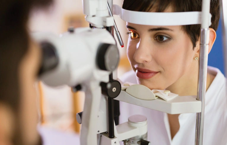Estudios de diagnóstico visual y atención médica para la salud ocular con el Dr. Noé Morales Ortiz en UIO Tula