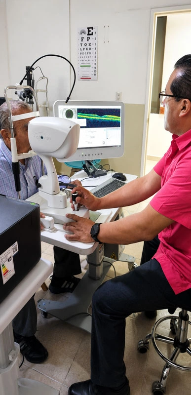 Examen visual y diagnóstico de enfermedades oculares por el Dr. Noé Morales Ortiz en Unidad Integral Oftalmológica UIO